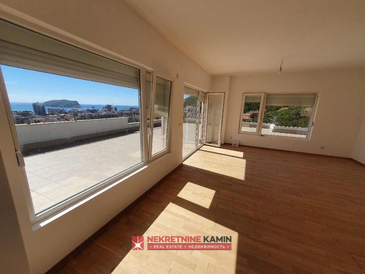 Penthouse with big roof terrace, sea view, garage, Budva